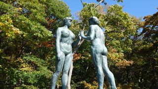 台座が高くてちょっと距離感があります。もっと身近な展示法はないのでしょうか。