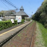 景観スポットの由良川鉄橋の手前の駅です。