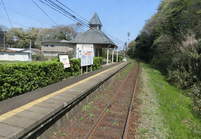 景観スポットの由良川鉄橋の手前の駅です。