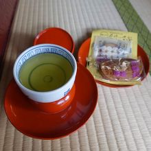 お茶とせんべい。お芋サブレはおまけ？