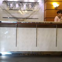 ロビーは明るく広いです。少しだけ日本語も。