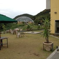 ここを通って温泉の建物へ行きます。