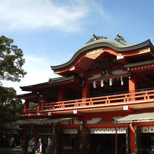 煌びやかな山門や拝殿が見事です。