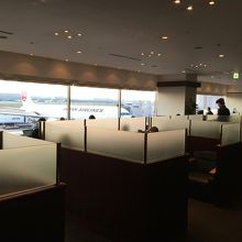 ラウンジからは滑走路を一望