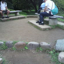 御亭山の頂上で休憩している観光客です。石の階段が見えます。