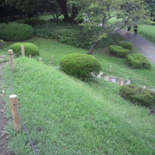 御亭山の東側の様子です。奥の道路と階段の登り口が見えます。