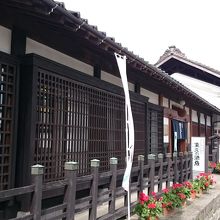 木の格子が美しい