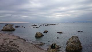 葉山にある岩が出た海の景色がキレイな海岸。俳優、石原氏の石碑も立ってるスポットです。