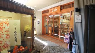 ショッピングストリートになっている