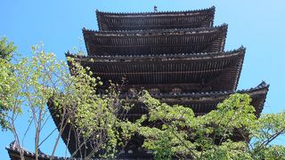 歴史を感じる古い五重の塔