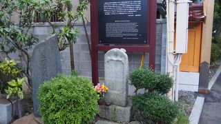 墓を叩くと金属音