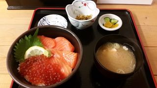 朝からサーモンイクラ丼頂きました。