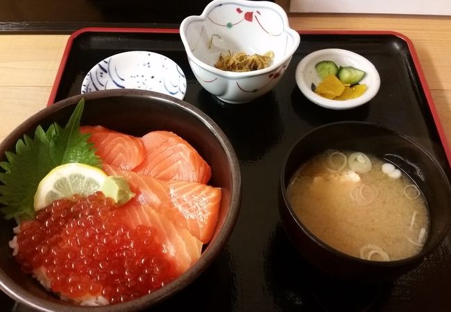 朝からサーモンイクラ丼頂きました。