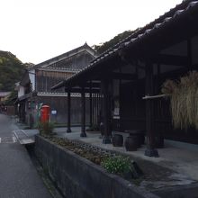 街並みに調和した郵便局の建物です。