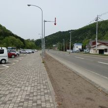 国道273号線に面した道の駅「香りの里たきのうえ」の駐車場