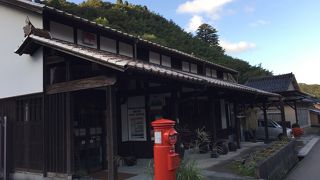 石見銀山大森地区の街並みに溶け込んだ郵便局です。