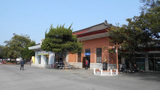 韓国風の駅舎