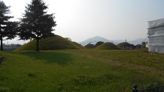 小山のような塚が並ぶ