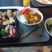 朝食のビュッフェ。レストランからも庭園が望めます。