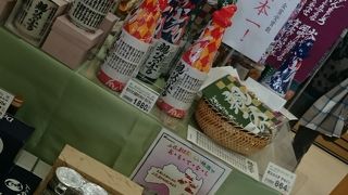 お土産を買ったり食事ができます