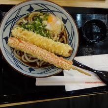 丸亀製麺で昼食。日本と違って、無料の水はない。