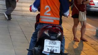 料金は交渉制。ベトナムのバイクタクシーよりはちゃんとしている。