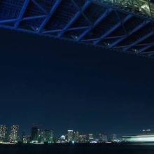 レインボーブリッジ下から晴海方向の夜景