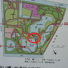 松の御茶屋の位置を記す地図です。潮入りの池の北側にあります。
