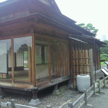 松の御茶屋の東北側の角部分です。内部の様子の一部が見れます。