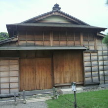 松の御茶屋の西側の側面です。あまり大きな建物ではありません。