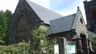 大正時代のゴシック式建築の教会は地元の石が使われていた