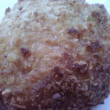 カレーパン、ひとつ324円（税込）です。