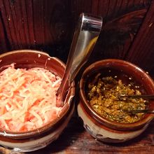 卓上に置いてある、紅ショウガと辛子高菜