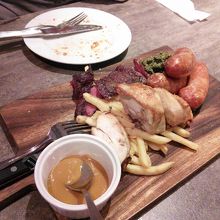 「避けてください」と書いた鶏肉