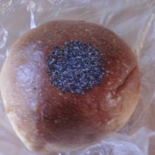 愛国あんぱん、ひとつ194円（税込）です。