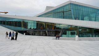 ノルウェーのオペラハウスは近代的。