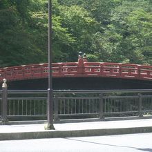 朱色の橋の擬宝珠も重厚です