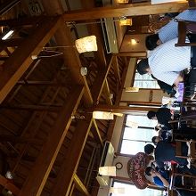 天井の高い山小屋風の店内