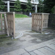 中の御門の東側の出入口です。奥側に、西側の出入口があります。