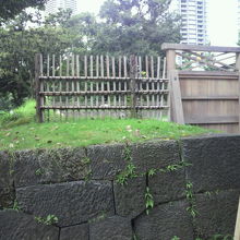 中の御門の北側の石垣と柵です。土手は無く、矢来型の柵です。
