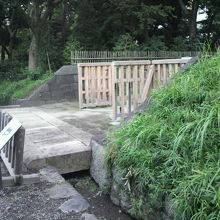 中の御門の東の様子です。石垣に沿って浅い溝が掘られています。