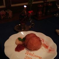 デザートのまるごと桃のコンポート