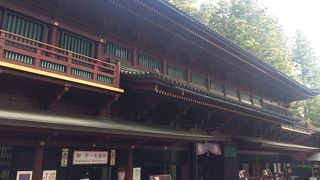 横長の大きな建物