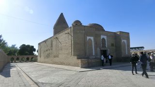 アルク城の西方面にある黄色の建物の廟です。