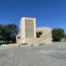 公園の横にあるイマーム　アリ　ブハリ記念館