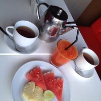 朝食メニューの飲み物とフルーツ。選択できます。