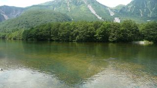 梓川沿いの散策路は、新鮮な空気が溢れています。