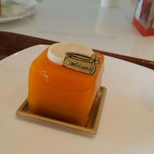 この時期限定のミカンゼリーのケーキ。