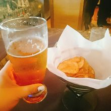 サービスのポテトチップ。厚めです。