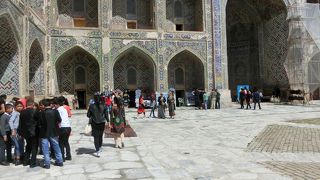 レギスタン広場の右にあるメドレセ